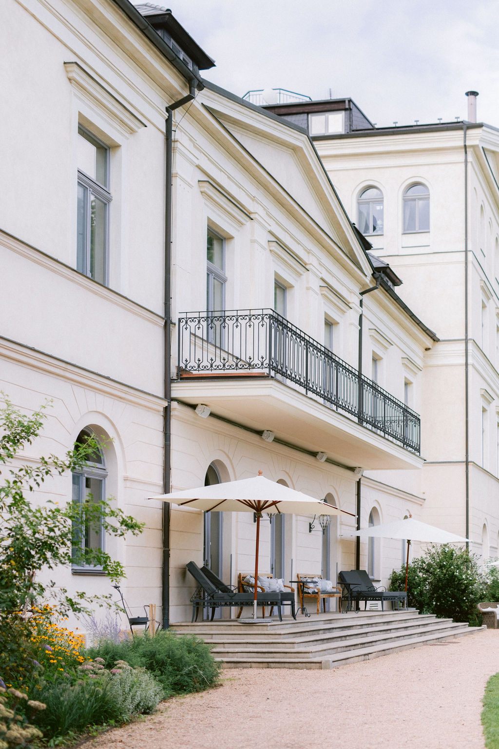Bára & Martin – wedding at Chateau Mcely, Sweet & Chic