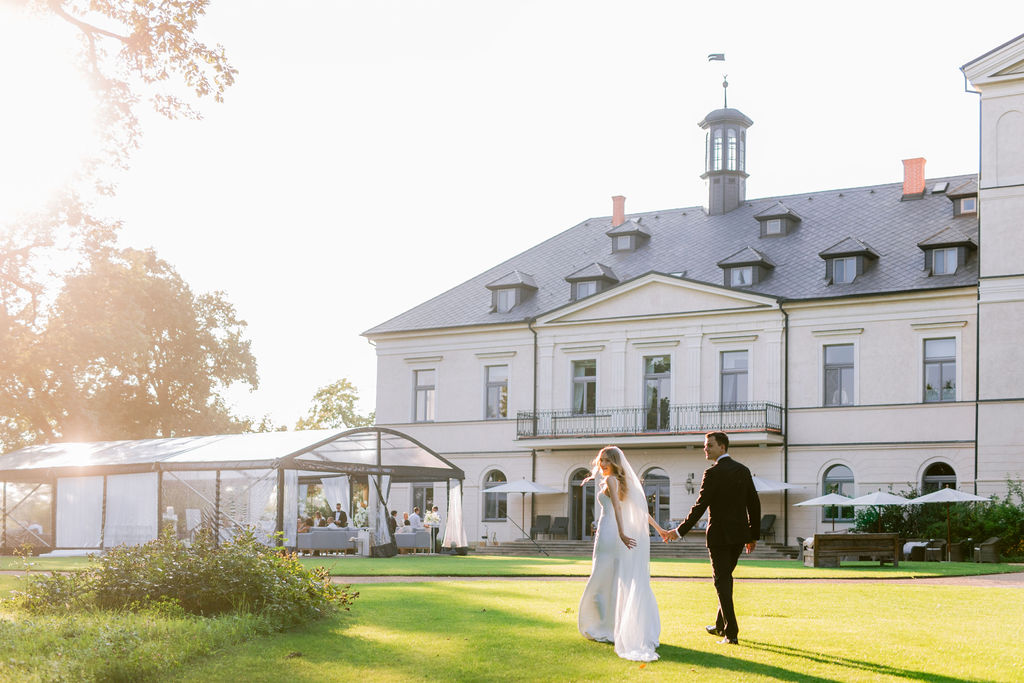 Bára & Martin – wedding at Chateau Mcely, Sweet & Chic