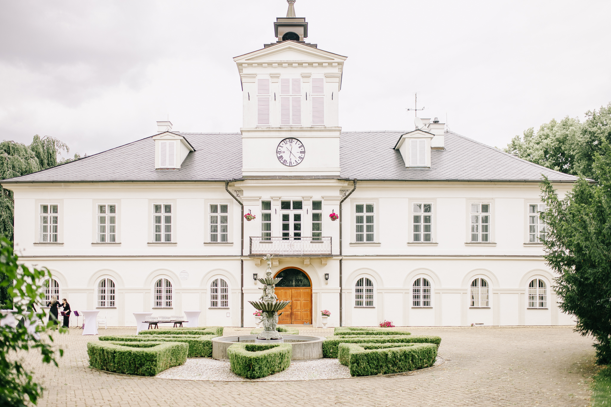 Adéla & Liam – wedding at Chateau Niměřice, Sweet & Chic