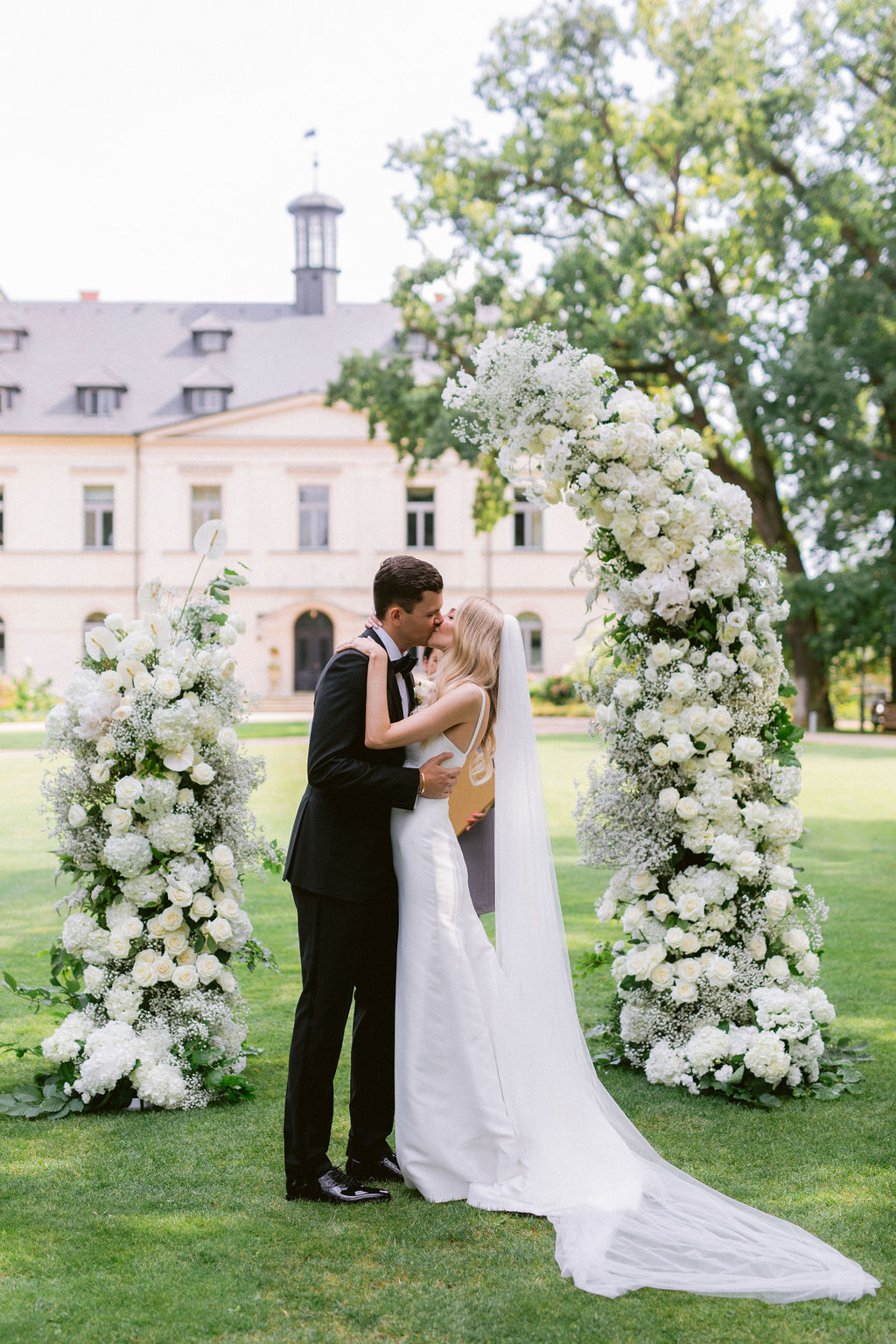 Bára & Martin – wedding at Chateau Mcely, Sweet & Chic