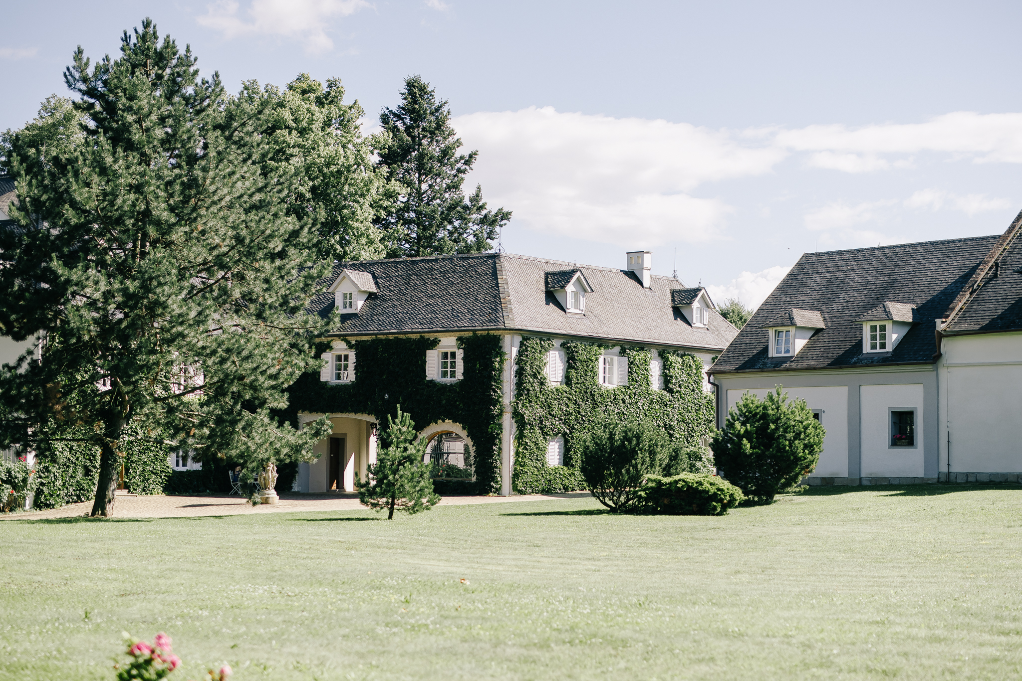Adéla & Liam – wedding at Chateau Niměřice, Sweet & Chic