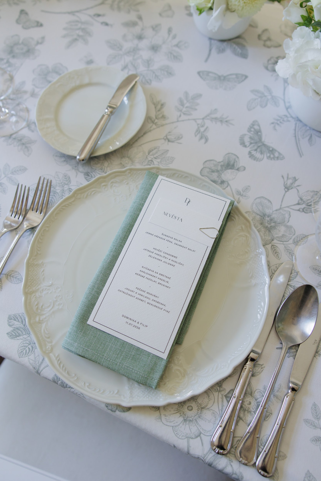 Dominika & Filip – svatba Chateau Mcely, Sweet & Chic