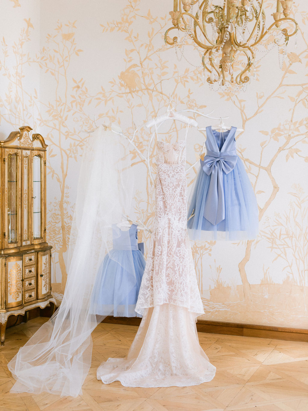 Ema & Charles – svatba Chateau Mcely, Sweet & Chic