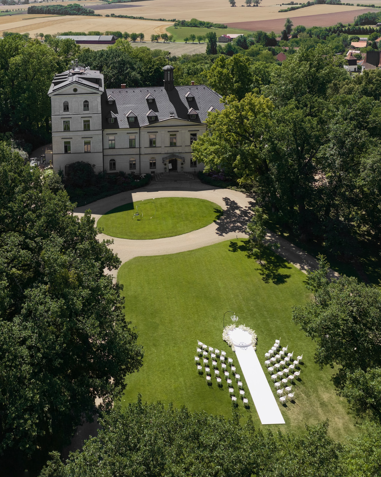Dominika & Filip – svatba Chateau Mcely, Sweet & Chic