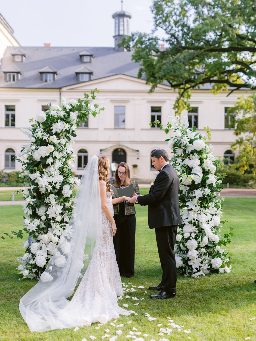 Ema & Charles – svatba Chateau Mcely, Sweet & Chic