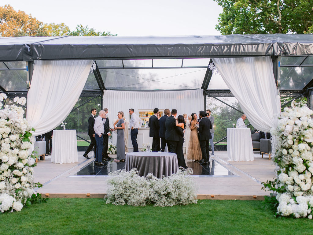 Bára & Martin – wedding at Chateau Mcely, Sweet & Chic