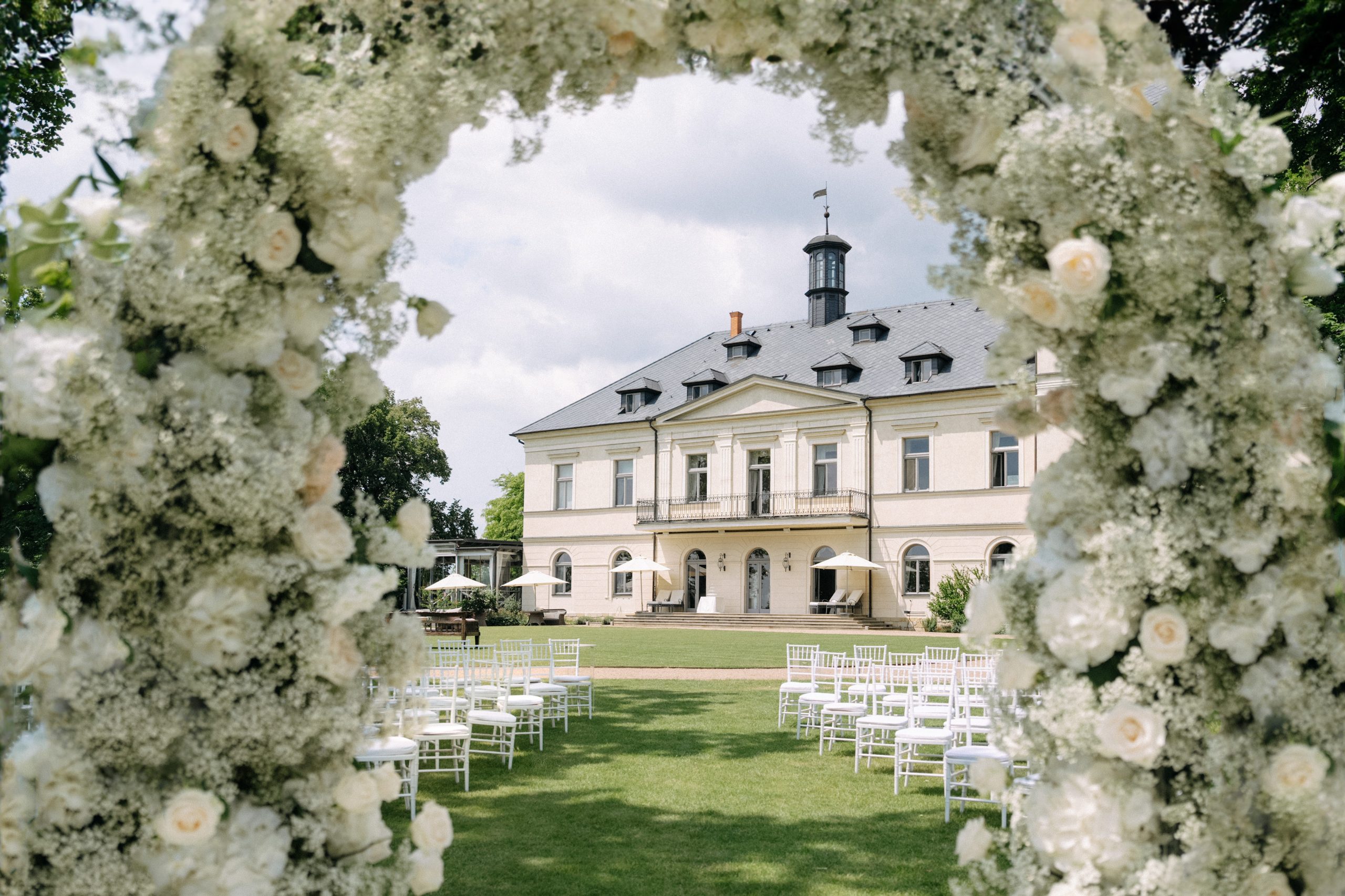 Alex & Milan – wedding at Chateau Mcely, Sweet & Chic