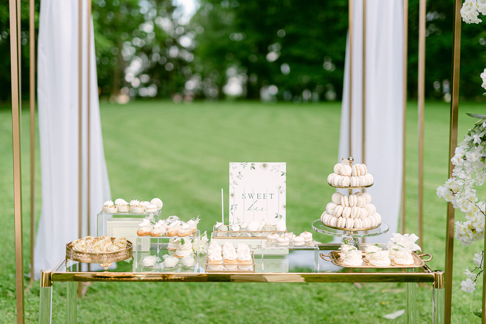 Jana & Jonathan – svatba Zámek Ratměřice, Sweet & Chic