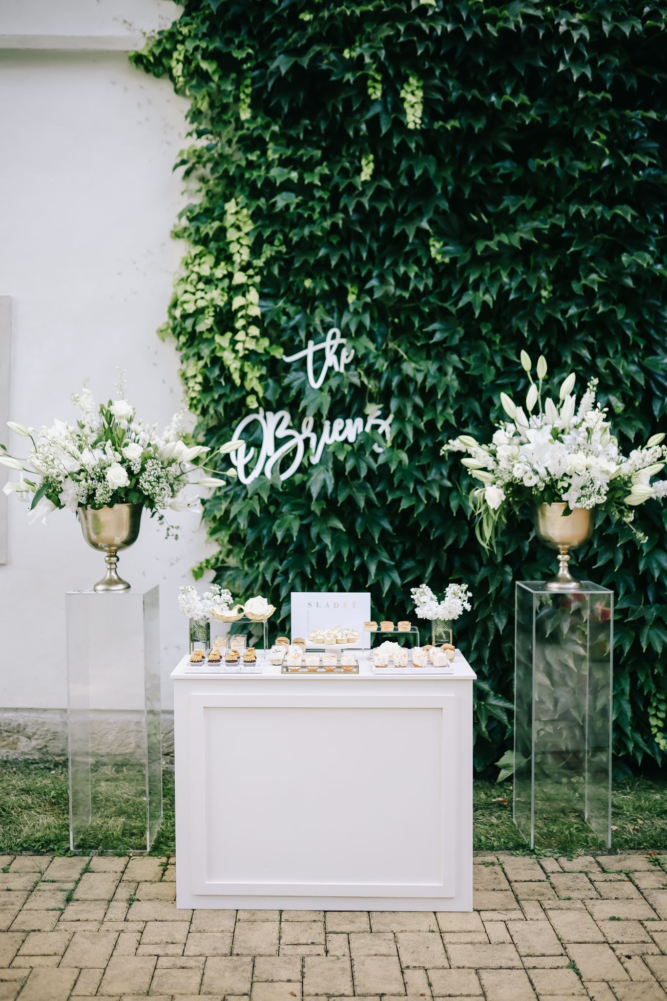 Adéla & Liam – wedding at Chateau Niměřice, Sweet & Chic