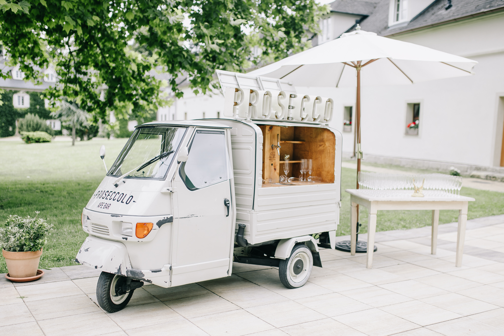 Adéla & Liam – wedding at Chateau Niměřice, Sweet & Chic
