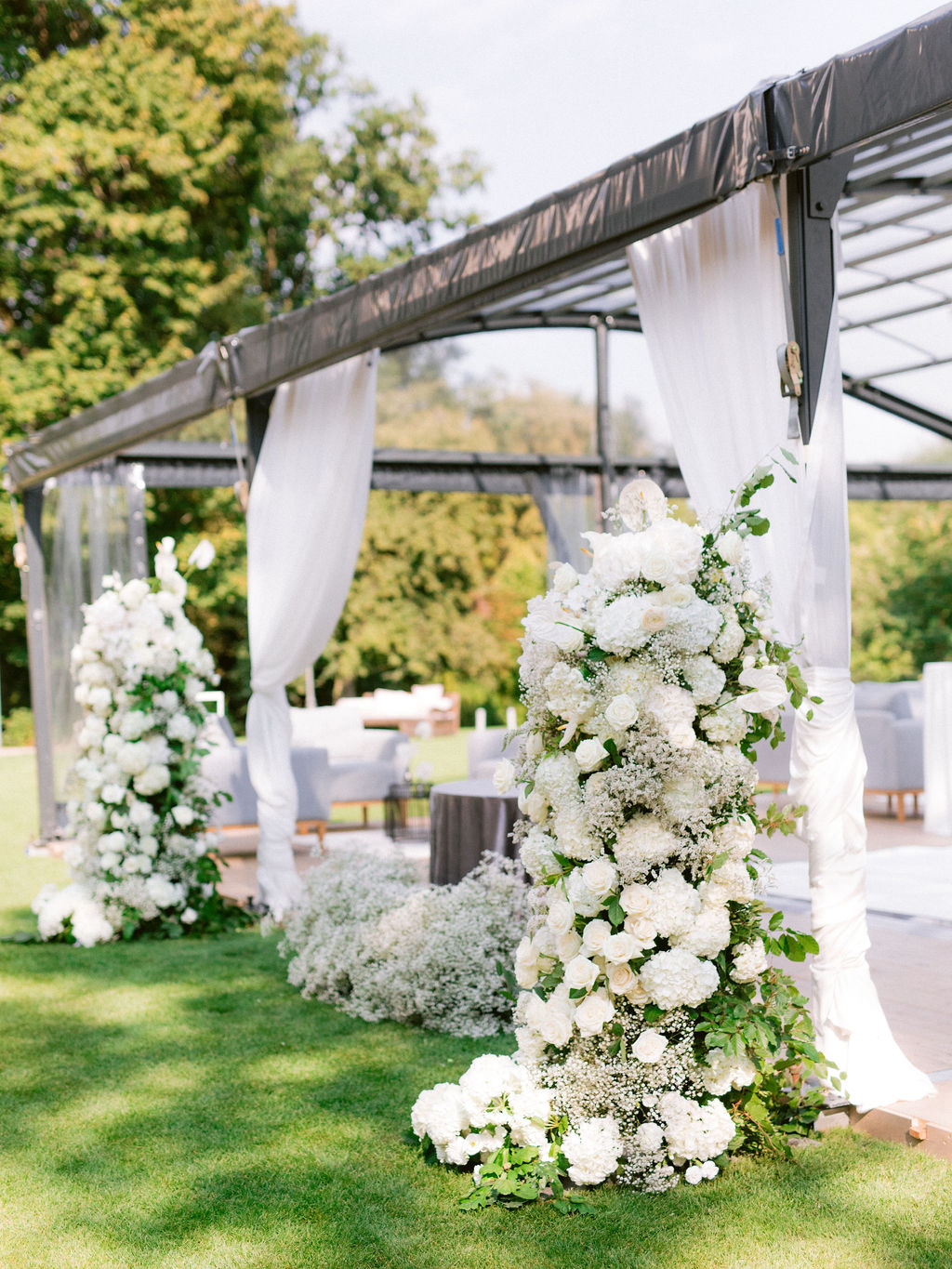 Bára & Martin – wedding at Chateau Mcely, Sweet & Chic
