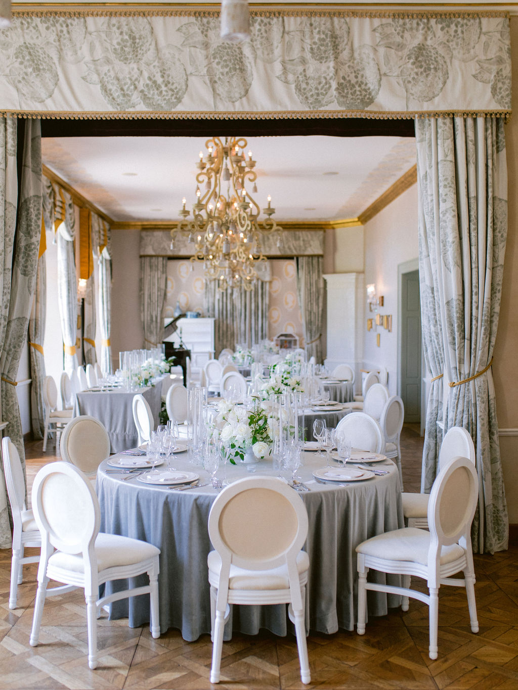 Bára & Martin – wedding at Chateau Mcely, Sweet & Chic