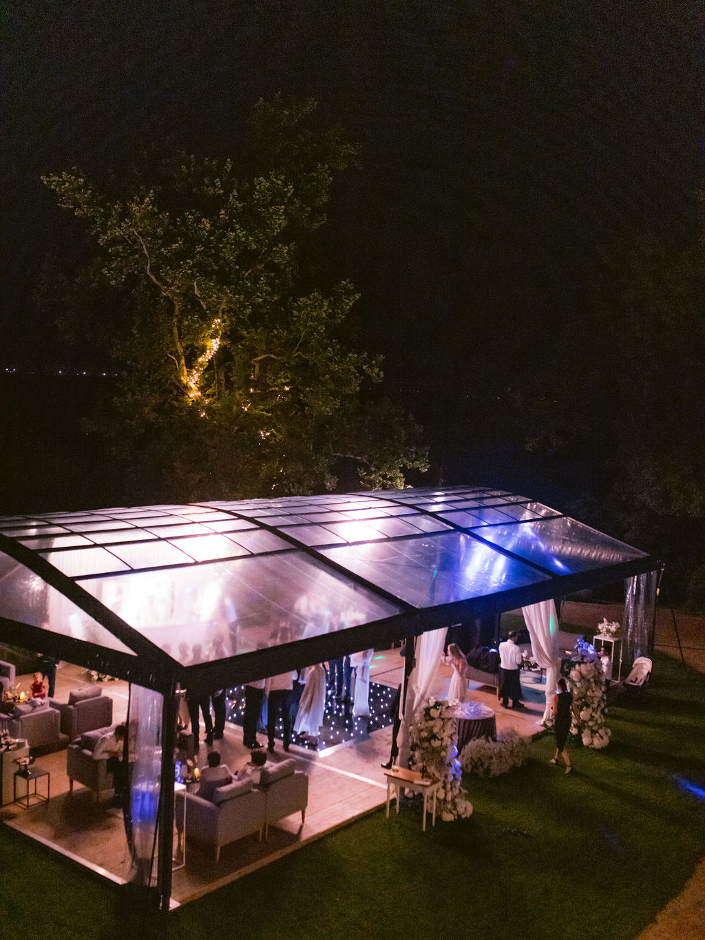 Bára & Martin – wedding at Chateau Mcely, Sweet & Chic