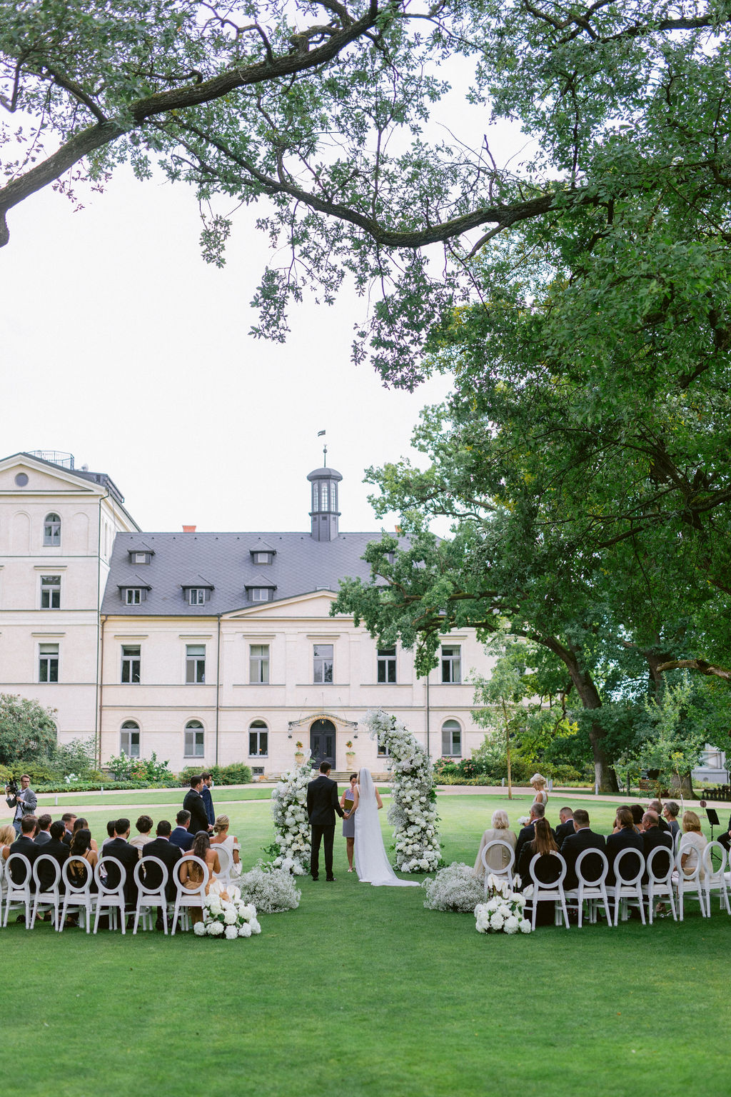 Bára & Martin – wedding at Chateau Mcely, Sweet & Chic