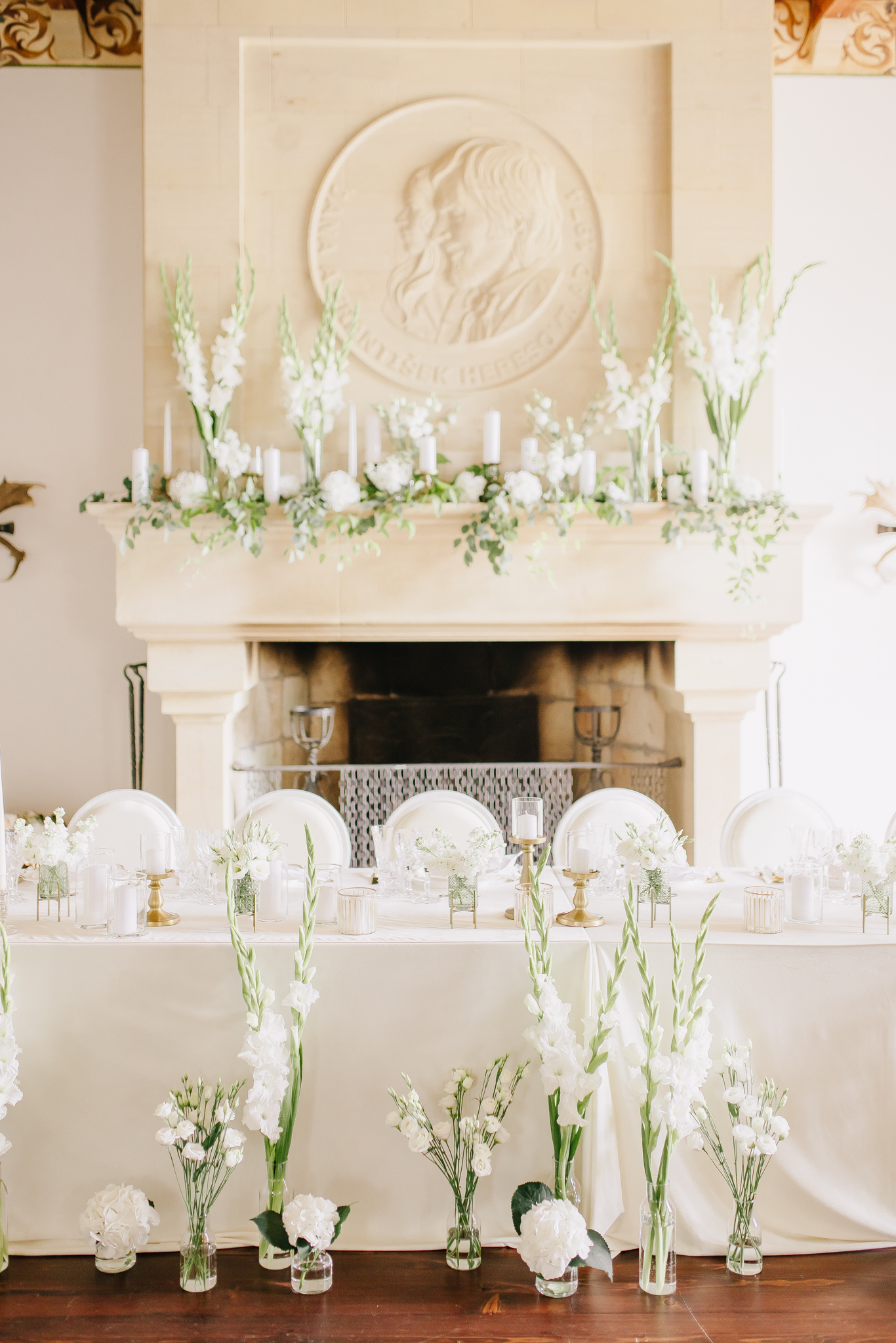 Adéla & Liam – wedding at Chateau Niměřice, Sweet & Chic