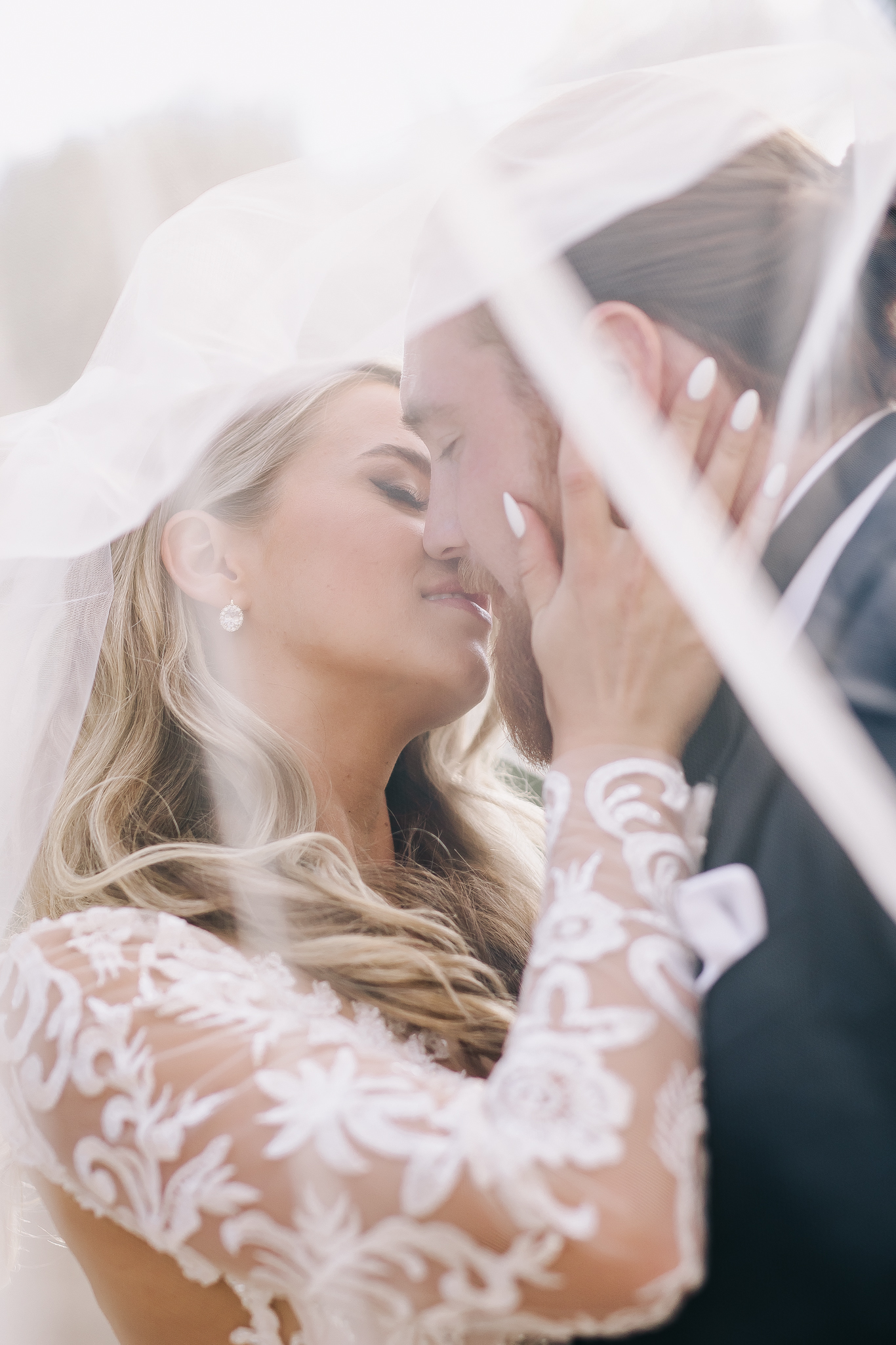 Adéla & Liam – wedding at Chateau Niměřice, Sweet & Chic