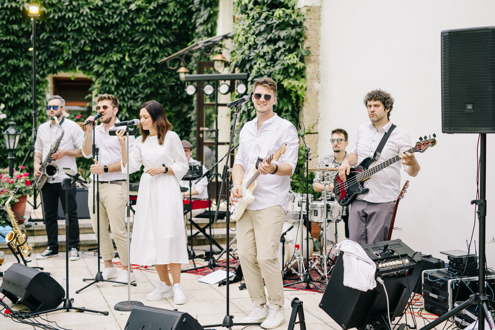 Adéla & Liam – wedding at Chateau Niměřice, Sweet & Chic
