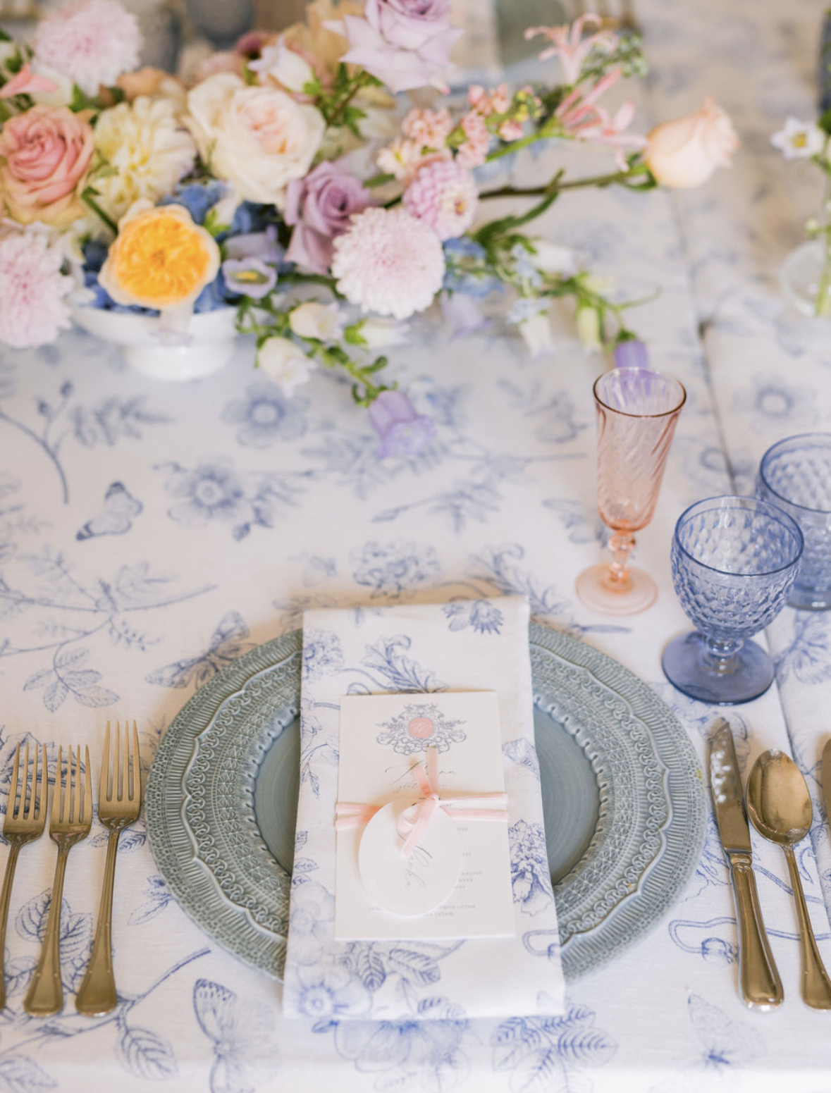 Ema & Charles – svatba Chateau Mcely, Sweet & Chic
