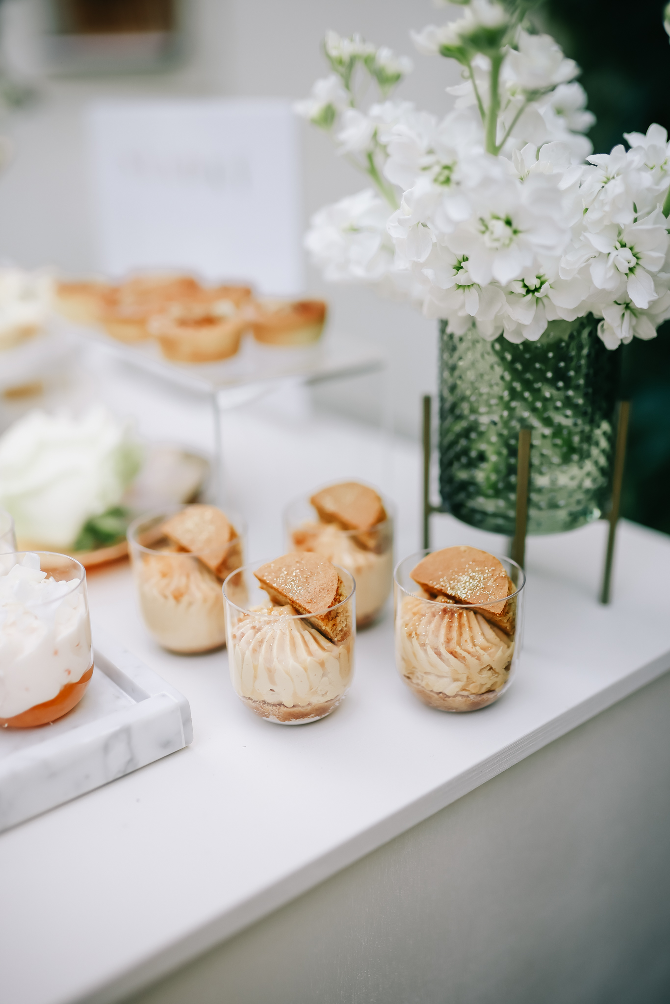 Adéla & Liam – wedding at Chateau Niměřice, Sweet & Chic