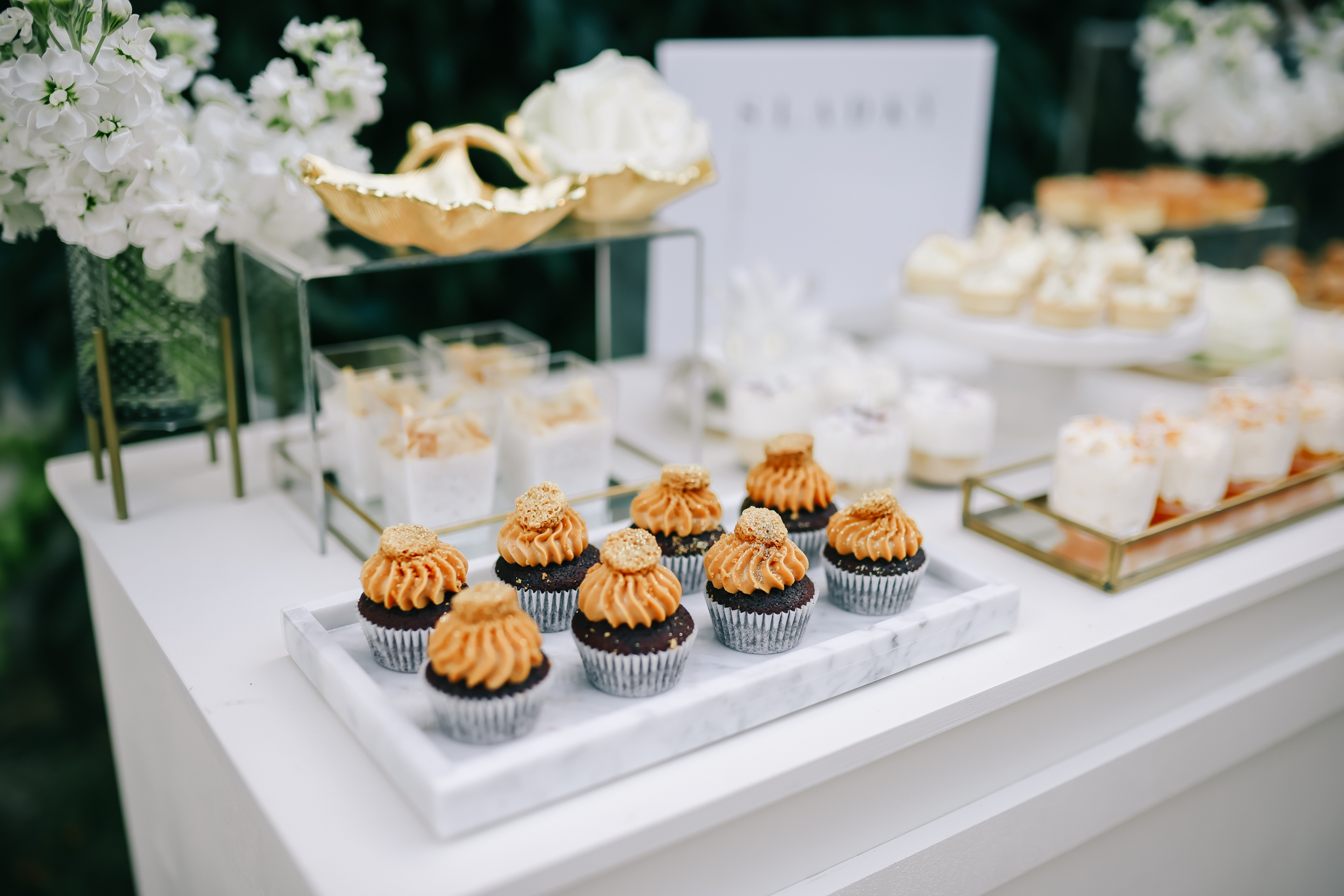 Adéla & Liam – wedding at Chateau Niměřice, Sweet & Chic